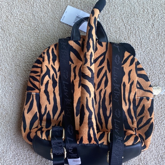 NWT Betsey Johnson Soft and Fuzzy Tiger Backpack with Tail - Picture 5 of 8